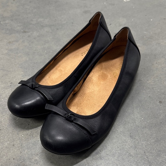 Vionic Shoes - like new! Vionic Black Women's Loafers with Bow Detail, Size 8
